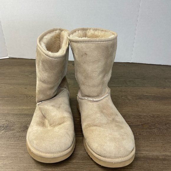 UGG Women’s Classic Short II Sheepskin Boot, size 8 - Picture 9 of 9
